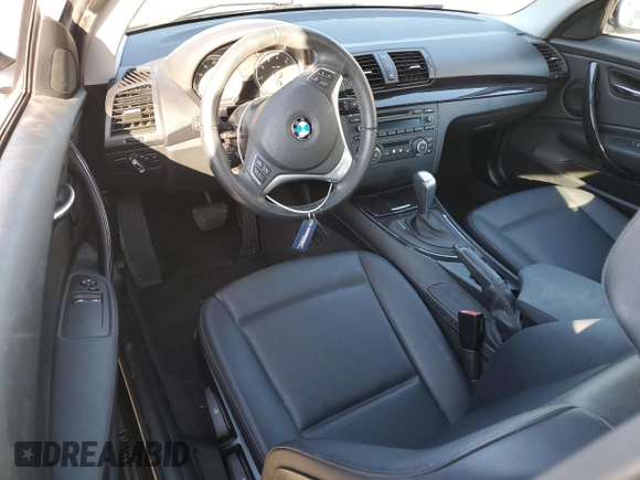 2013 BMW 1 Series 128i z VIN WBAUP9C5XDVS95834, wystawiony jako Copart lot #83249614 z przebiegiem Nie podano mil oraz Szkoda całkowita • Salvage title. Historia ofert i sprzedaży dostępna na DreamBid. Obrazek 8.