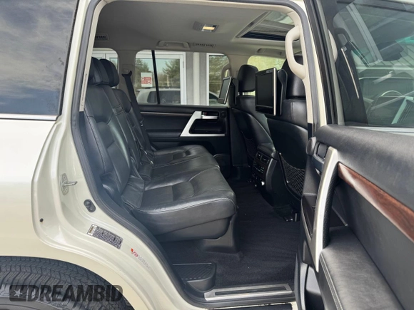 2016 Toyota Land Cruiser z VIN JTMCY7AJ4G4037285, wystawiony jako Copart lot #55363515 z przebiegiem 195 028 mil mil oraz Czysty tytuł • Clean title. Historia ofert i sprzedaży dostępna na DreamBid. Obrazek 6.