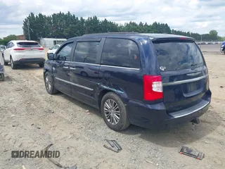 2014 Chrysler Town & Country Touring L z VIN 2C4RC1CG6ER200200, wystawiony jako IAAI lot #42347631 z przebiegiem 201 841 mil mil oraz . Historia ofert i sprzedaży dostępna na DreamBid. Obrazek 3.