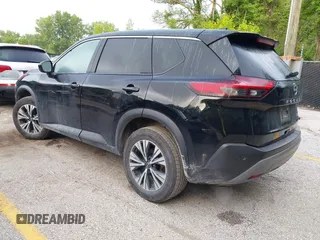 2023 Nissan Rogue SV z VIN JN8BT3BA7PW421121, wystawiony jako IAAI lot #42335059 z przebiegiem 57 866 mil mil oraz . Historia ofert i sprzedaży dostępna na DreamBid. Obrazek 3.