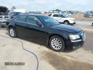 2013 Chrysler 300 z VIN 2C3CCAAG3DH577455, wystawiony jako IAAI lot #42092074 z przebiegiem 114 133 mil mil oraz . Historia ofert i sprzedaży dostępna na DreamBid. Obrazek 1.