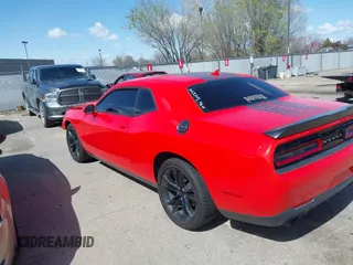 2016 Dodge Challenger SXT Plus z VIN 2C3CDZAG7GH353301, wystawiony jako IAAI lot #41780008 z przebiegiem 103 627 mil mil oraz . Historia ofert i sprzedaży dostępna na DreamBid. Obrazek 3.