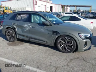 2024 Audi Q8 e-tron z VIN WA15ABGE8RB055999, wystawiony jako IAAI lot #41759410 z przebiegiem 8 972 mil mil oraz . Historia ofert i sprzedaży dostępna na DreamBid. Obrazek 13.