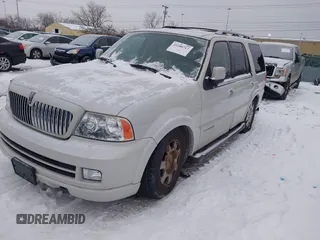 2006 Lincoln Navigator Luxury with VIN 5LMFU285X6LJ28062, listed as a IAAI auction lot 41288717 with 178,371 mi miles. Bid and sale history available at carsss.com. Image 2.