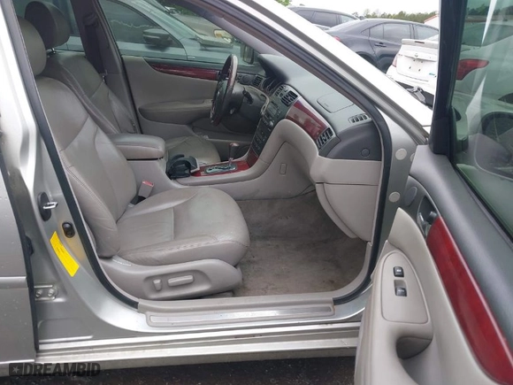 2003 Lexus ES 300 with VIN JTHBF30G330106418, listed as a IAAI auction lot 41928117 with 198,101 mi miles. Bid and sale history available at carsss.com. Image 5.
