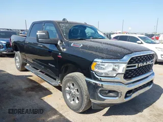 2024 Ram 2500 Big Horn z VIN 3C6UR5DL0RG266384, wystawiony jako IAAI lot #42533519 z przebiegiem 58 032 mil mil oraz . Historia ofert i sprzedaży dostępna na DreamBid. Obrazek 1.