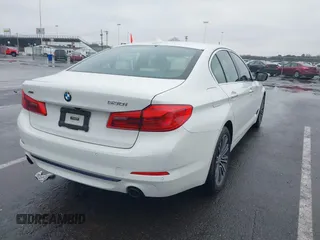 2018 BMW 5 Series 530i xDrive z VIN WBAJA7C52JWC75823, wystawiony jako IAAI lot #41544671 z przebiegiem 138 327 mil mil oraz . Historia ofert i sprzedaży dostępna na DreamBid. Obrazek 4.