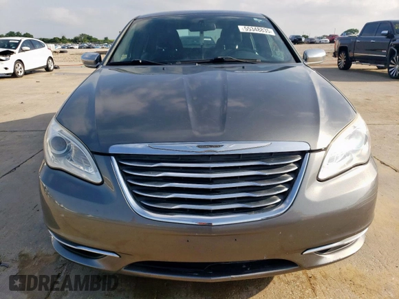2013 Chrysler 200 Touring z VIN 1C3CCBBB5DN558082, wystawiony jako Copart lot #55348835 z przebiegiem 154 329 mil mil oraz Szkoda całkowita • Salvage title. Historia ofert i sprzedaży dostępna na DreamBid. Obrazek 5.