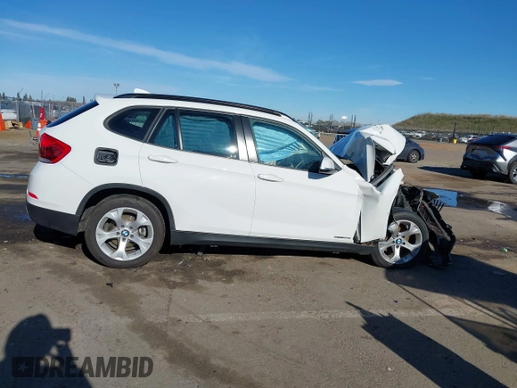 2015 BMW X1 sDrive28i z VIN WBAVM1C50FVZ94553, wystawiony jako IAAI lot #41321995 z przebiegiem Nie podano mil oraz . Historia ofert i sprzedaży dostępna na DreamBid. Obrazek 14.