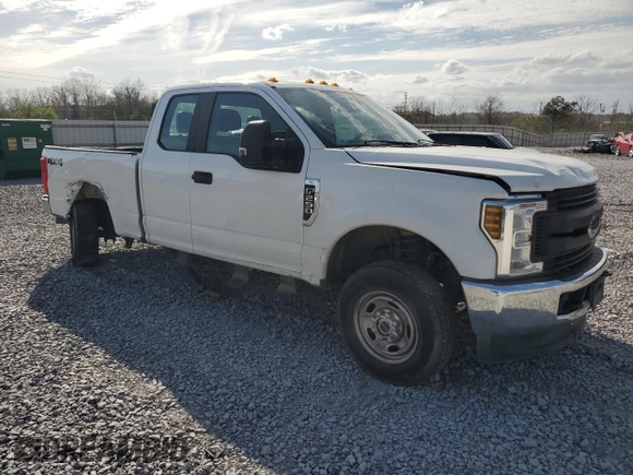 2019 Ford F-250 XL with VIN 1FT7X2B61KEG32082, listed as a Copart auction lot 49965105 with 104,658 mi miles and Salvage Title. Bid and sale history available at DreamBid. Image 4.