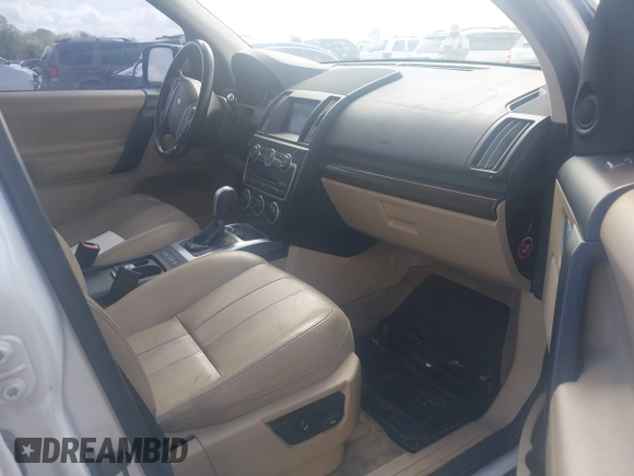 2013 Land Rover LR2 z VIN SALFR2BG3DH359509, wystawiony jako IAAI lot #41947602 z przebiegiem 144 411 mil mil oraz . Historia ofert i sprzedaży dostępna na DreamBid. Obrazek 5.