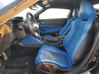 2023 Nissan Z Performance с VIN JN1BZ4BH6PM311169, выставлен на аукционе Copart как лот 47625645 с пробегом 27 203 миль миль и Списание • Salvage title. История ставок и продаж доступна на DreamBid. Изображение 7.