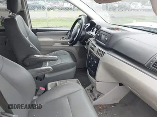2011 Volkswagen Routan SE z VIN 2V4RW3DGXBR772583, wystawiony jako IAAI lot #42222200 z przebiegiem 213 724 mil mil oraz . Historia ofert i sprzedaży dostępna na DreamBid. Obrazek 5.