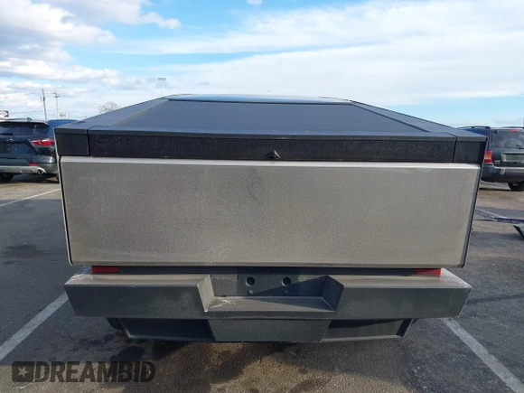 2024 Tesla Cybertruck с VIN 7G2CEHEDXRA026834, выставлен на аукционе IAAI как лот 41448419 с пробегом 2 938 миль миль и . История ставок и продаж доступна на DreamBid. Изображение 16.