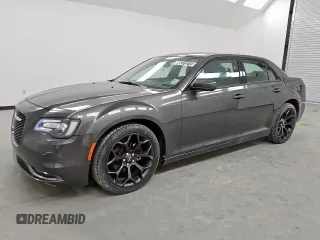 2020 Chrysler 300 S z VIN 2C3CCABG8LH131377, wystawiony jako Copart lot #56373215 z przebiegiem 3584 mil mil oraz Tytuł czysty. Historia ofert i sprzedaży dostępna na DreamBid. Obrazek 1.
