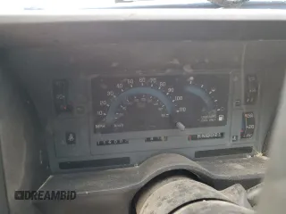1994 GMC Jimmy SL z VIN 1GKCS13WXR0532905, wystawiony jako Copart lot #60670404 z przebiegiem 116 002 mil mil oraz Nie do naprawy. Historia ofert i sprzedaży dostępna na DreamBid. Obrazek 9.