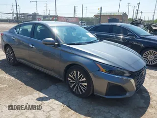 2023 Nissan Altima SV z VIN 1N4BL4DVXPN324993, wystawiony jako IAAI lot #42327538 z przebiegiem 57 996 mil mil oraz . Historia ofert i sprzedaży dostępna na DreamBid. Obrazek 1.