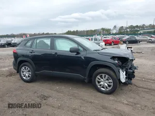 2025 Toyota Corolla Cross L z VIN 7MUAAABG5SV124532, wystawiony jako IAAI lot #42021771 z przebiegiem 7 mil mil oraz . Historia ofert i sprzedaży dostępna na DreamBid. Obrazek 13.
