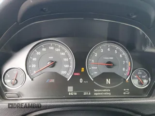 2017 BMW M4 z VIN WBS3R9C50HK709115, wystawiony jako Copart lot #54594635 z przebiegiem 84 216 mil mil oraz Szkoda całkowita • Salvage title. Historia ofert i sprzedaży dostępna na DreamBid. Obrazek 9.