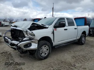 2024 Ram 2500 Tradesman z VIN 3C6UR5CL2RG194296, wystawiony jako Copart lot #50347865 z przebiegiem 7587 mil mil oraz Szkody całkowita. Historia ofert i sprzedaży dostępna na DreamBid. Obrazek 1.
