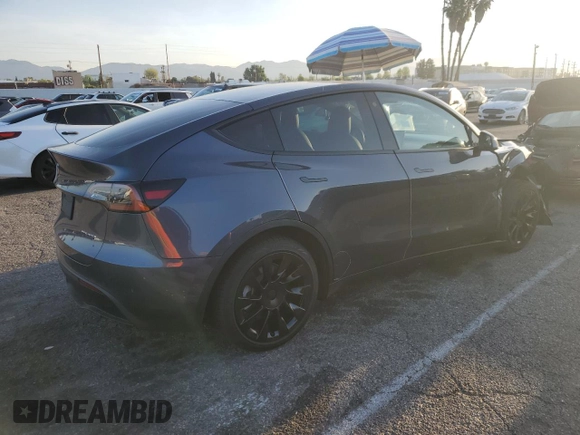 2022 Tesla Model Y Long Range z VIN 7SAYGAEE9NF366382, wystawiony jako Copart lot #52179515 z przebiegiem 41 654 mil mil oraz Szkoda całkowita • Salvage title. Historia ofert i sprzedaży dostępna na DreamBid. Obrazek 3.