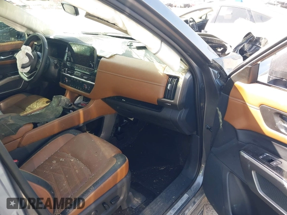 2023 Nissan Pathfinder Platinum с VIN 5N1DR3DJ1PC270631, выставлен на аукционе IAAI как лот 41994040 с пробегом 42 566 миль миль и . История ставок и продаж доступна на DreamBid. Изображение 5.