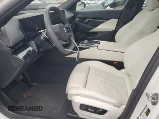 2024 BMW 5 Series 530i xDrive z VIN WBA53FJ05RCP95117, wystawiony jako Copart lot #56534135 z przebiegiem 14 831 mil mil oraz Szkoda całkowita • Salvage title. Historia ofert i sprzedaży dostępna na DreamBid. Obrazek 7.