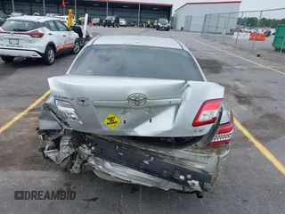 2011 Toyota Camry LE z VIN 4T1BF3EK1BU209614, wystawiony jako IAAI lot #42193388 z przebiegiem 197 732 mil mil oraz . Historia ofert i sprzedaży dostępna na DreamBid. Obrazek 16.