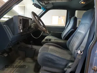 1994 GMC Suburban z VIN 1GKFK16K3RJ725171, wystawiony jako Copart lot #57914635 z przebiegiem 226 183 mil mil oraz Tytuł czysty. Historia ofert i sprzedaży dostępna na DreamBid. Obrazek 7.