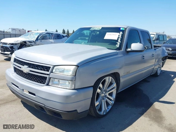 2005 Chevrolet Silverado 1500 LS with VIN 2GCEC13TX51171276, listed as a IAAI auction lot 41861847 with 163,237 mi miles. Bid and sale history available at carsss.com. Image 2.