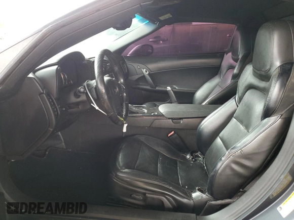 2013 Chevrolet Corvette z VIN 1G1YE3DW8D5107495, wystawiony jako Copart lot #43550355 z przebiegiem Nie podano mil oraz Szkoda całkowita • Salvage title. Historia ofert i sprzedaży dostępna na DreamBid. Obrazek 7.