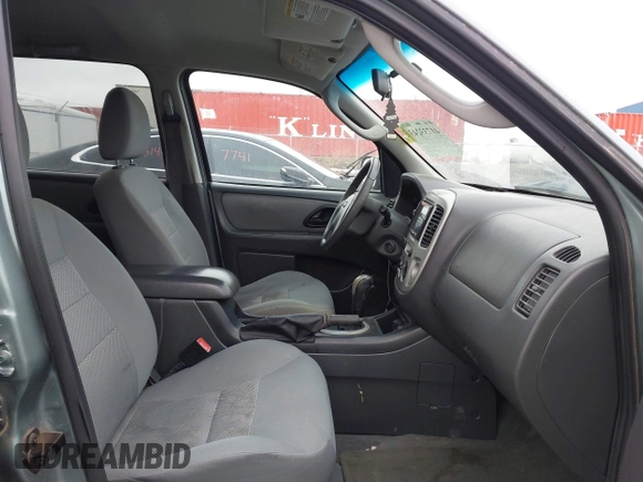 2006 Ford Escape XLT with VIN 1FMYU03126KC55897, listed as a IAAI auction lot 41733243 with 136,989 mi miles. Bid and sale history available at carsss.com. Image 5.