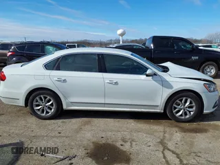 2017 Volkswagen Passat S z VIN 1VWAT7A39HC070407, wystawiony jako IAAI lot #41529297 z przebiegiem 99 427 mil mil oraz . Historia ofert i sprzedaży dostępna na DreamBid. Obrazek 13.
