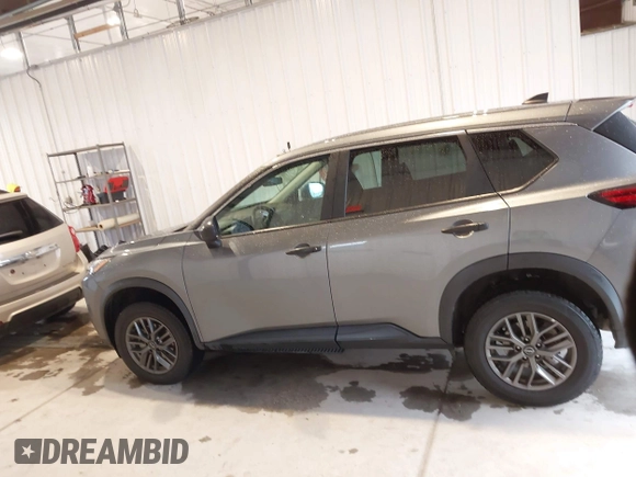 2023 Nissan Rogue S z VIN 5N1BT3AB4PC779473, wystawiony jako IAAI lot #42363074 z przebiegiem 51 764 mil mil oraz . Historia ofert i sprzedaży dostępna na DreamBid. Obrazek 14.