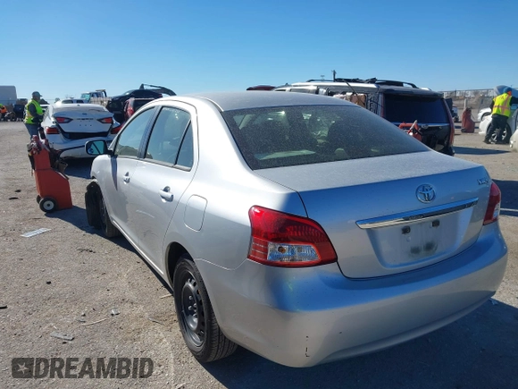 2012 Toyota Yaris z VIN JTDBT4K35CL038860, wystawiony jako IAAI lot #41254384 z przebiegiem 161 536 mil mil oraz . Historia ofert i sprzedaży dostępna na DreamBid. Obrazek 3.