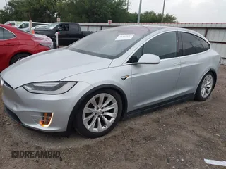 2017 Tesla Model X 90D z VIN 5YJXCDE23HF067843, wystawiony jako IAAI lot #42347649 z przebiegiem Nie podano mil oraz . Historia ofert i sprzedaży dostępna na DreamBid. Obrazek 2.