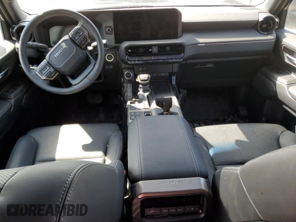 2024 Toyota Land Cruiser z VIN JTEABFAJXR5000883, wystawiony jako Copart lot #50334965 z przebiegiem Nie podano mil oraz Szkoda całkowita • Salvage title. Historia ofert i sprzedaży dostępna na DreamBid. Obrazek 8.