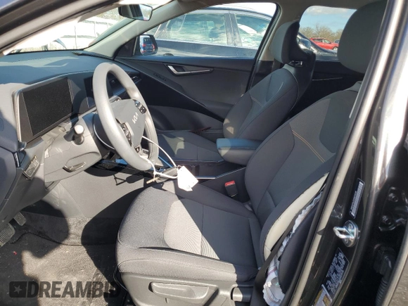 2025 Kia Niro LX with VIN KNDCP3LE3S5215136, listed as a Copart auction lot 43870085 with 3,981 mi miles and Salvage Title. Bid and sale history available at carsss.com. Image 7.
