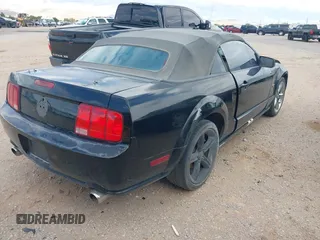 2007 Ford Mustang GT Deluxe z VIN 1ZVHT85H575287613, wystawiony jako IAAI lot #42543302 z przebiegiem Nie podano mil oraz . Historia ofert i sprzedaży dostępna na DreamBid. Obrazek 4.