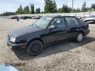 1996 Volkswagen Jetta z VIN 3VWWA81H0TM105498, wystawiony jako Copart lot #58062665 z przebiegiem 119 964 mil mil oraz Szkoda całkowita • Salvage title. Historia ofert i sprzedaży dostępna na DreamBid. Obrazek 1.