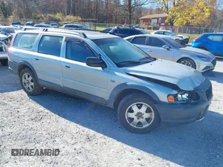 2002 Volvo V70 with VIN YV1SZ58D521071656, listed as a IAAI auction lot 40925846 with 238,436 mi miles. Bid and sale history available at carsss.com. Image 1.