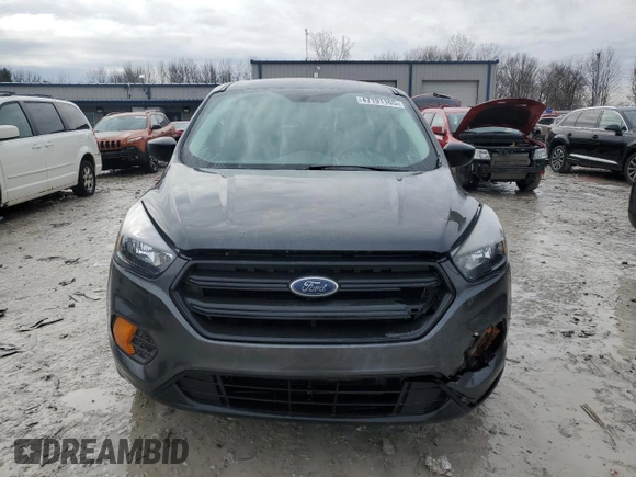 2018 Ford Escape S z VIN 1FMCU0F75JUD28557, wystawiony jako Copart lot #47191165 z przebiegiem 154 597 mil mil oraz Czysty tytuł • Clean title. Historia ofert i sprzedaży dostępna na DreamBid. Obrazek 5.