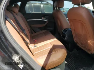2019 Audi e-tron Premium Plus z VIN WA1LAAGE5KB014477, wystawiony jako Copart lot #52160195 z przebiegiem 75 633 mil mil oraz Szkoda całkowita • Salvage title. Historia ofert i sprzedaży dostępna na DreamBid. Obrazek 11.