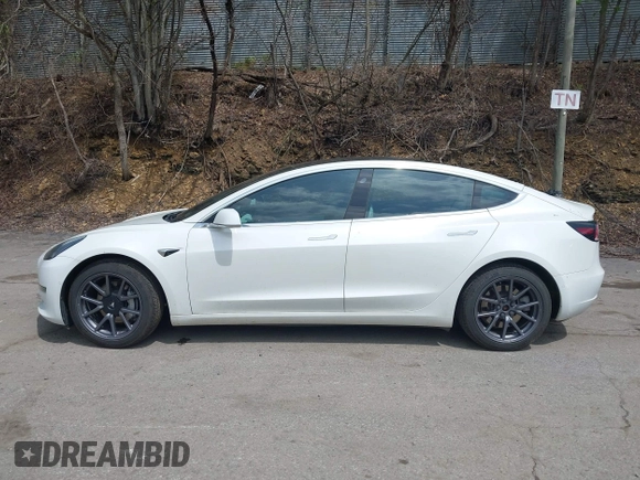 2020 Tesla Model 3 Long Range z VIN 5YJ3E1EB0LF712545, wystawiony jako IAAI lot #42198461 z przebiegiem 22 322 mil mil oraz . Historia ofert i sprzedaży dostępna na DreamBid. Obrazek 14.