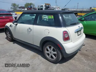 2009 MINI Cooper Hardtop with VIN WMWMF33569TU75508, listed as a IAAI auction lot 42090523 with 247,856 mi miles. Bid and sale history available at carsss.com. Image 3.