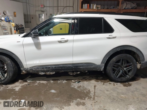 2025 Ford Explorer ST-Line z VIN 1FMUK8KH8SGA05191, wystawiony jako IAAI lot #41590538 z przebiegiem 8 793 mil mil oraz . Historia ofert i sprzedaży dostępna na DreamBid. Obrazek 14.