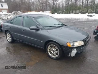 2006 Volvo S60 2.5T with VIN YV1RH592062546113, listed as a IAAI auction lot 41688006 with 185,277 mi miles. Bid and sale history available at carsss.com. Image 1.