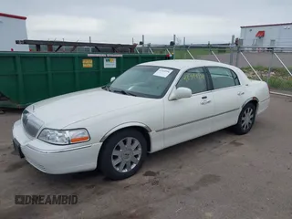 2005 Lincoln Town Car Signature Limited z VIN 1LNHM82W75Y640718, wystawiony jako IAAI lot #42344956 z przebiegiem 150 659 mil mil oraz . Historia ofert i sprzedaży dostępna na DreamBid. Obrazek 2.