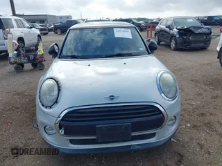 2017 MINI Hardtop Cooper z VIN WMWXP5C35H3C64595, wystawiony jako IAAI lot #42078919 z przebiegiem 93 141 mil mil oraz . Historia ofert i sprzedaży dostępna na DreamBid. Obrazek 12.
