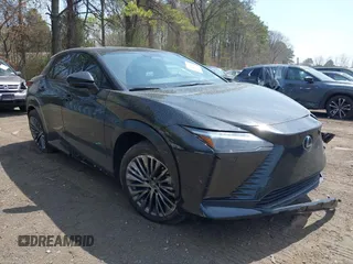 2024 Lexus RZ 450e Premium z VIN JTJAAAABXRA023751, wystawiony jako IAAI lot #42082320 z przebiegiem 15 641 mil mil oraz . Historia ofert i sprzedaży dostępna na DreamBid. Obrazek 1.
